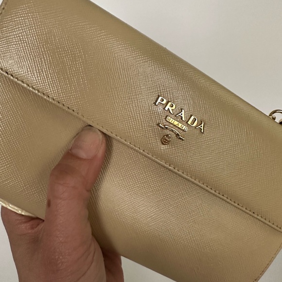 💯 PRADA Logo Beige Flap Saffiano Leather Wallet of Chain w/ auth cert - Picture 4 of 14